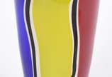 Jarro de murano decorativo com listas negras e ... - Jarro de murano decorativo com listas negras e mesclados de vermelho, azul, amarelo, verde e vermelho.<br><br>