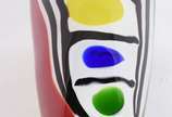 Jarro de murano decorativo com listas negras e ... - Jarro de murano decorativo com listas negras e mesclados de vermelho, azul, amarelo, verde e vermelho.<br><br>