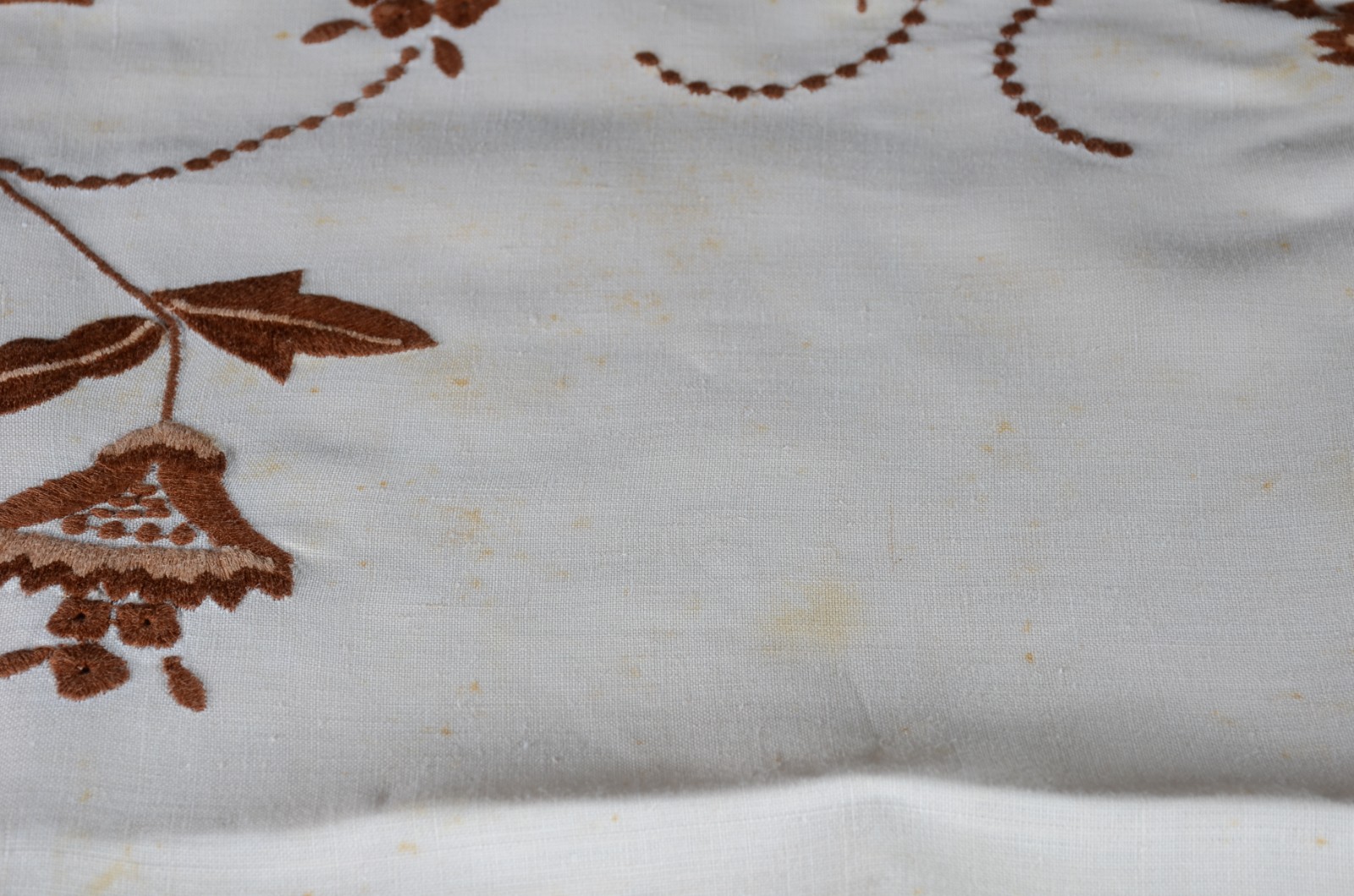 Toalha de linho com bordados em tons de marrom. Acompanham 12... - foto 5 de 8