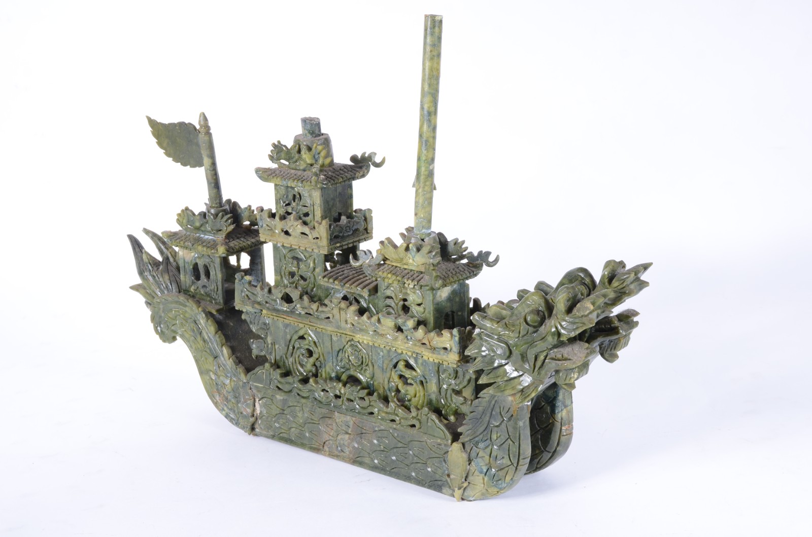 Escultura na forma de "Barca oriental com dragões" de pedra verde... - foto 1 de 9