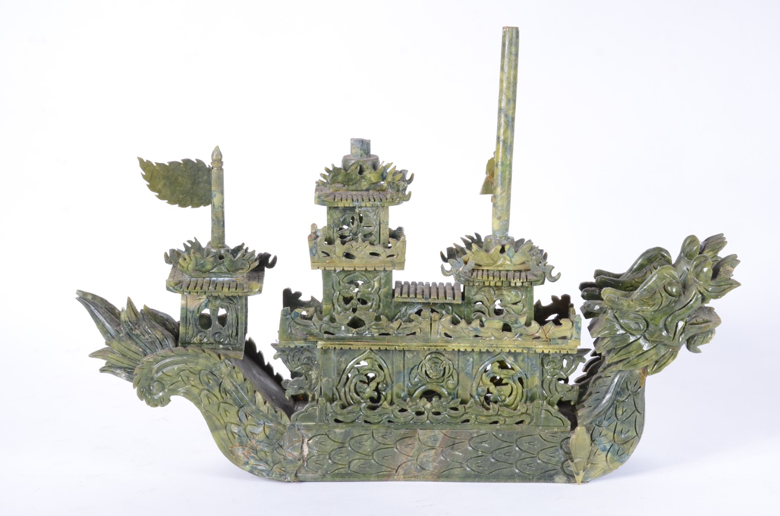 Escultura na forma de "Barca oriental com dragões" de pedra verde... - foto 2 de 9