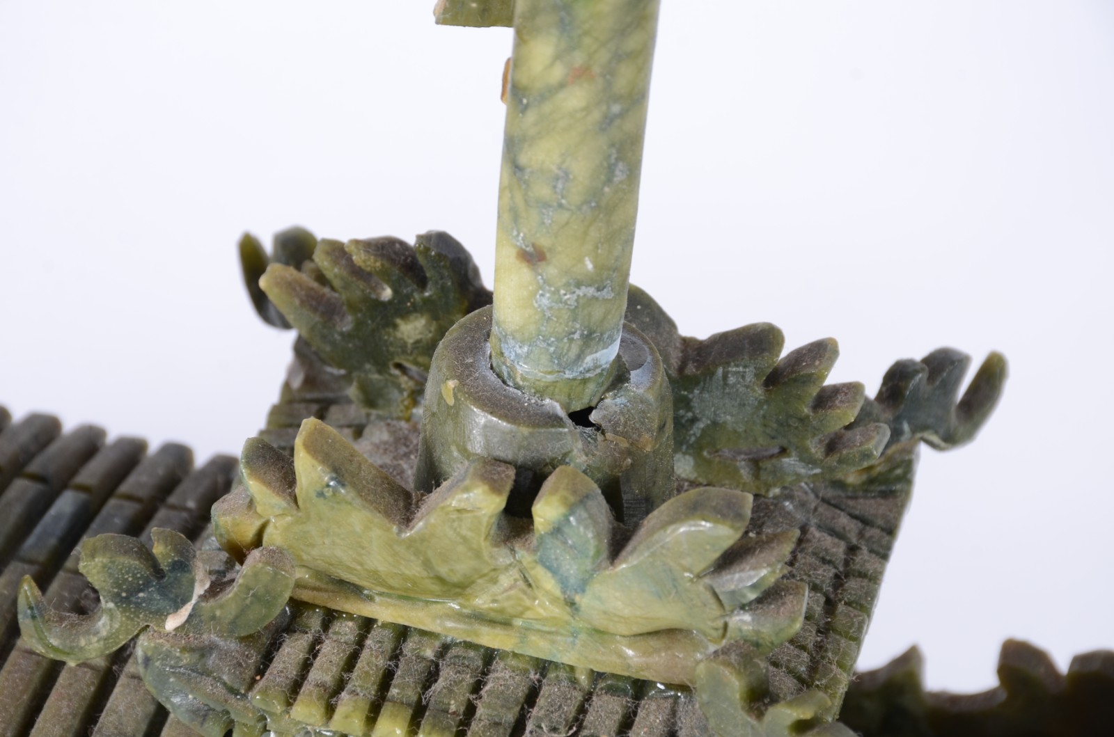 Escultura na forma de "Barca oriental com dragões" de pedra verde... - foto 4 de 9