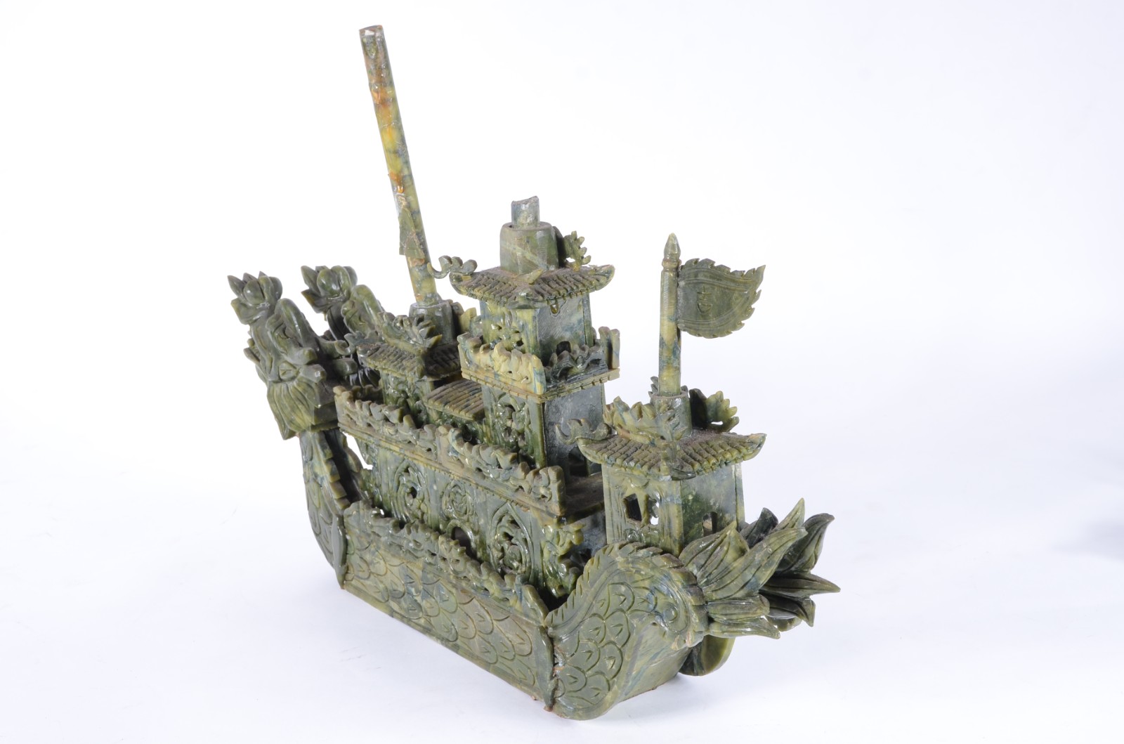 Escultura na forma de "Barca oriental com dragões" de pedra verde... - foto 9 de 9