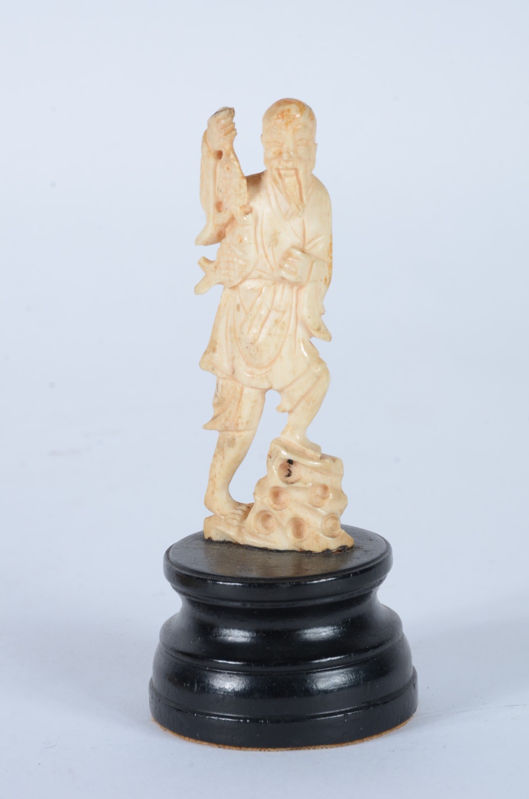 Duas peças, sendo:Leque e uma escultura de marfim representando... - foto 4 de 9