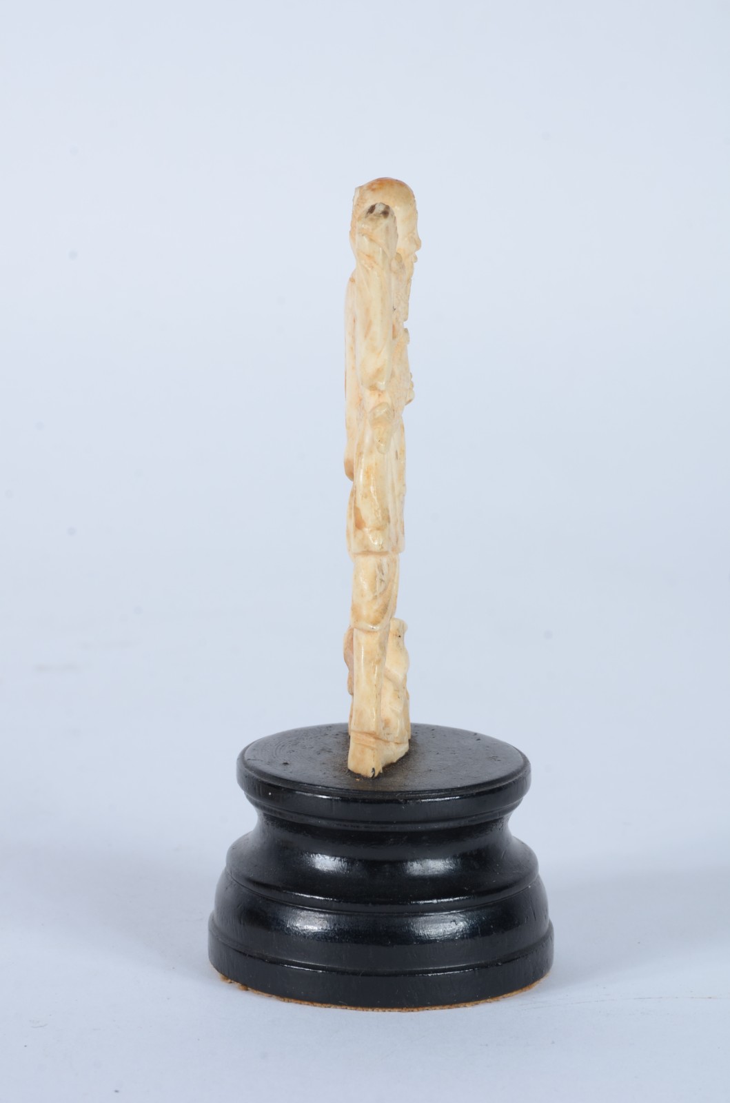 Duas peças, sendo:Leque e uma escultura de marfim representando... - foto 5 de 9