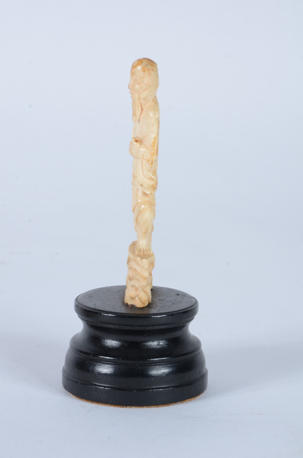 Duas peças, sendo:Leque e uma escultura de marfim representando... - foto 6 de 9
