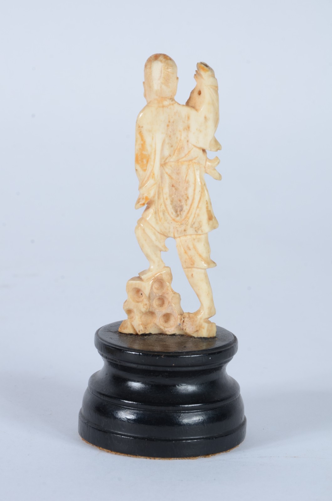 Duas peças, sendo:Leque e uma escultura de marfim representando... - foto 7 de 9