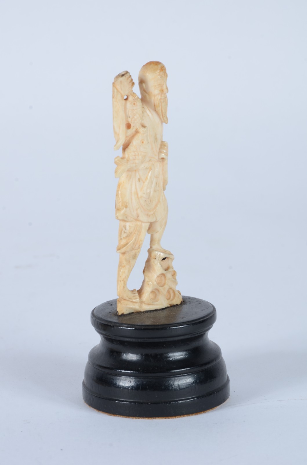Duas peças, sendo:Leque e uma escultura de marfim representando... - foto 8 de 9