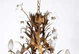 Lustre para 4 luzes de metal dourado e pequenas... - Lustre para 4 luzes de metal dourado e pequenas flores opalinadas.