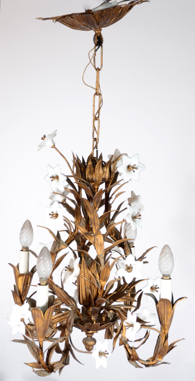 Lustre para 4 luzes de metal dourado e pequenas flores opalinadas. - foto 1 de 8