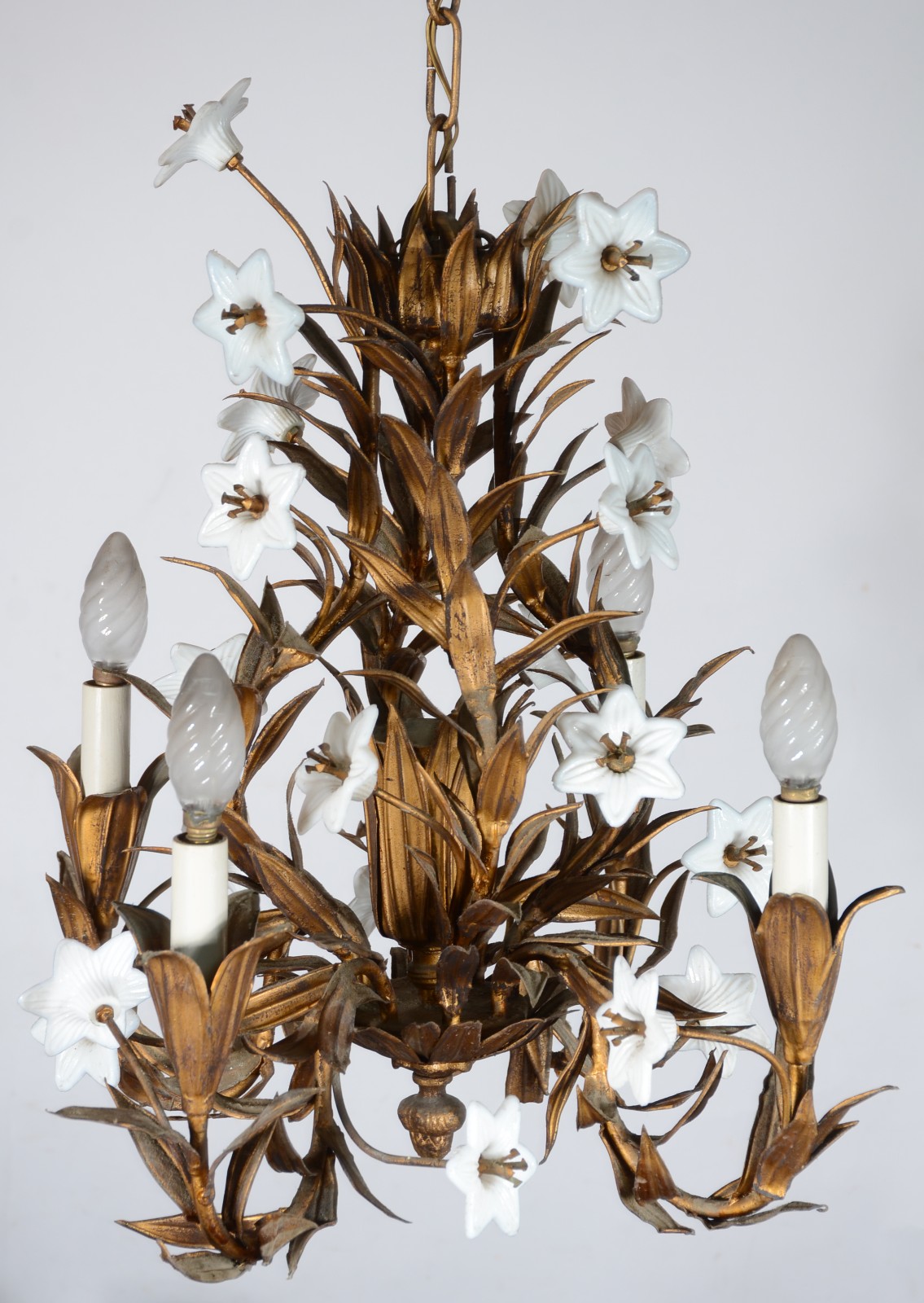 Lustre para 4 luzes de metal dourado e pequenas flores opalinadas. - foto 2 de 8