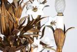 Lustre para 4 luzes de metal dourado e pequenas... - Lustre para 4 luzes de metal dourado e pequenas flores opalinadas.