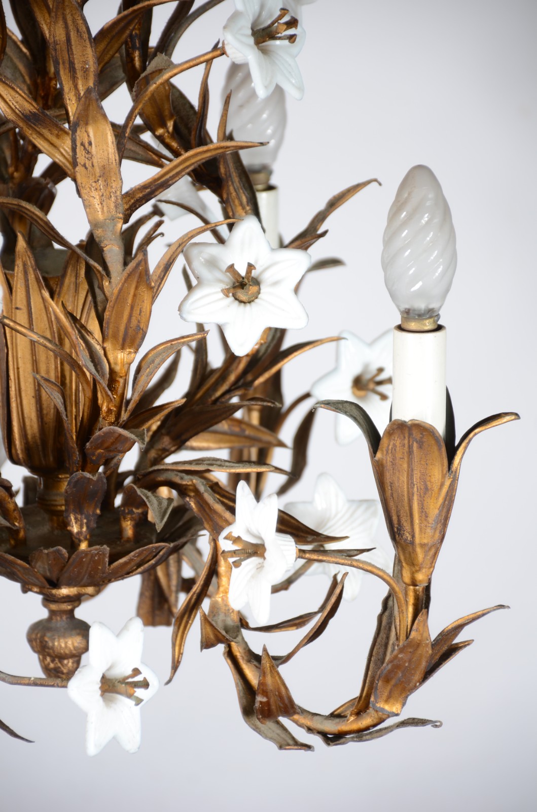 Lustre para 4 luzes de metal dourado e pequenas flores opalinadas. - foto 3 de 8