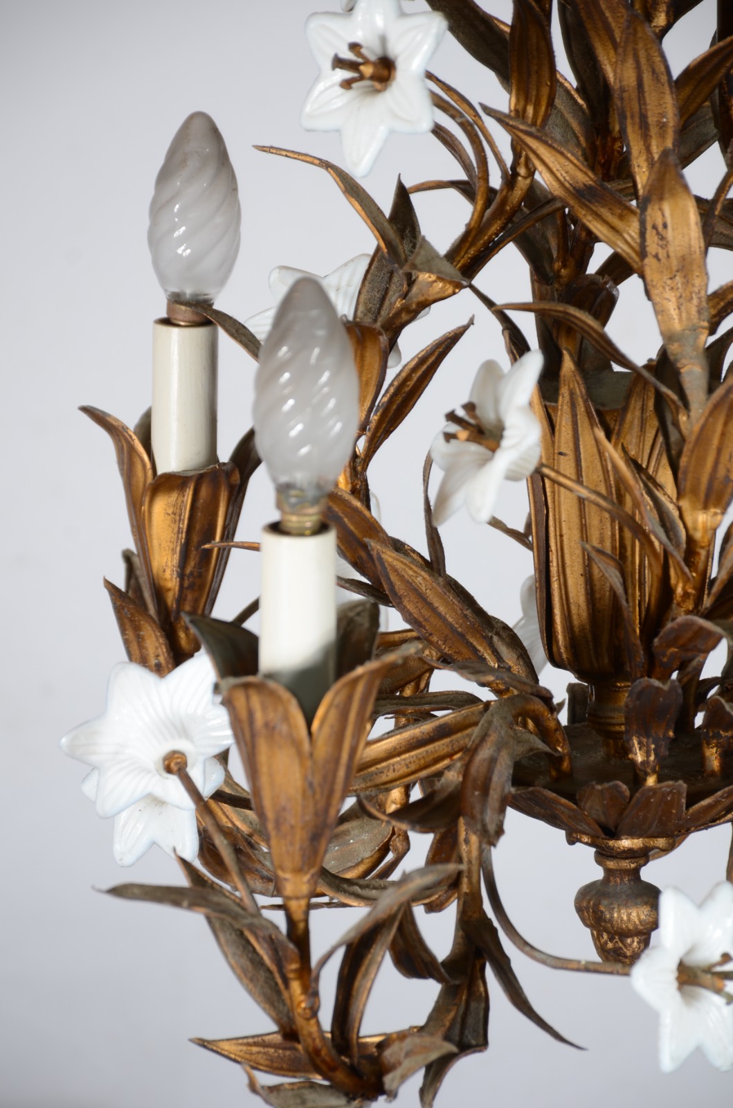 Lustre para 4 luzes de metal dourado e pequenas flores opalinadas. - foto 4 de 8