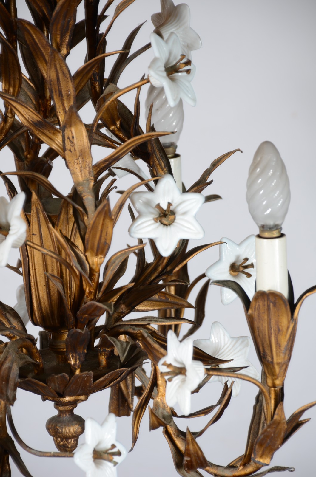 Lustre para 4 luzes de metal dourado e pequenas flores opalinadas. - foto 5 de 8