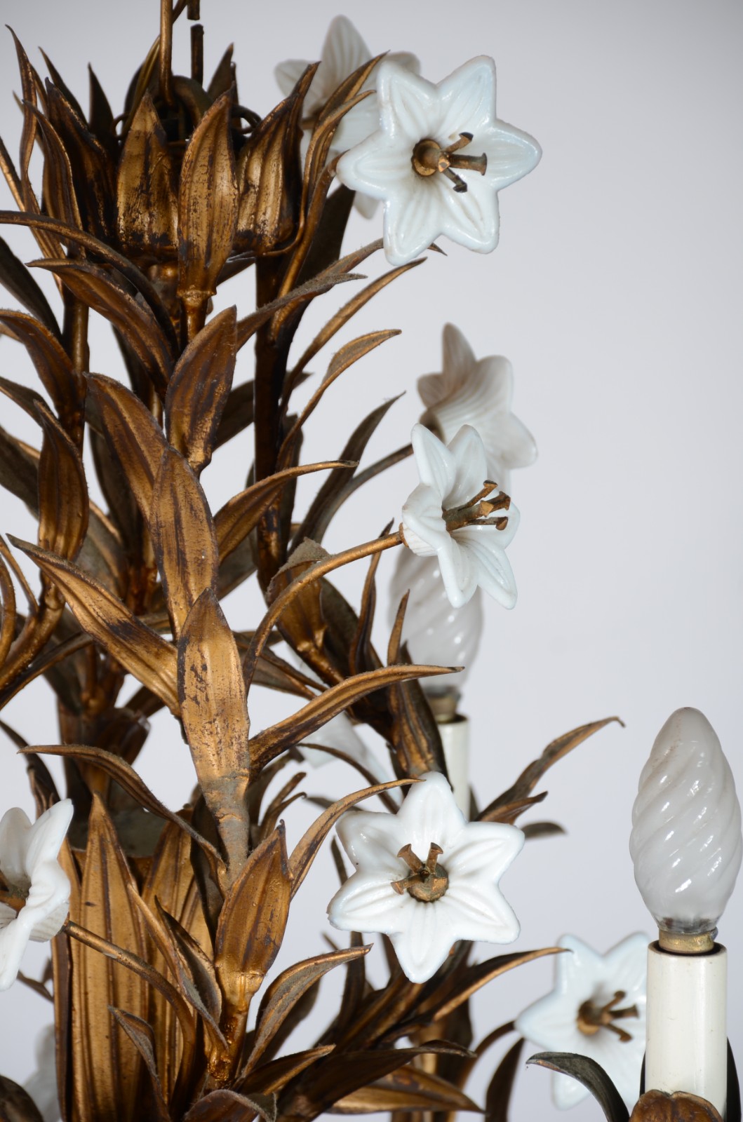Lustre para 4 luzes de metal dourado e pequenas flores opalinadas. - foto 6 de 8