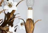 Lustre para 4 luzes de metal dourado e pequenas... - Lustre para 4 luzes de metal dourado e pequenas flores opalinadas.