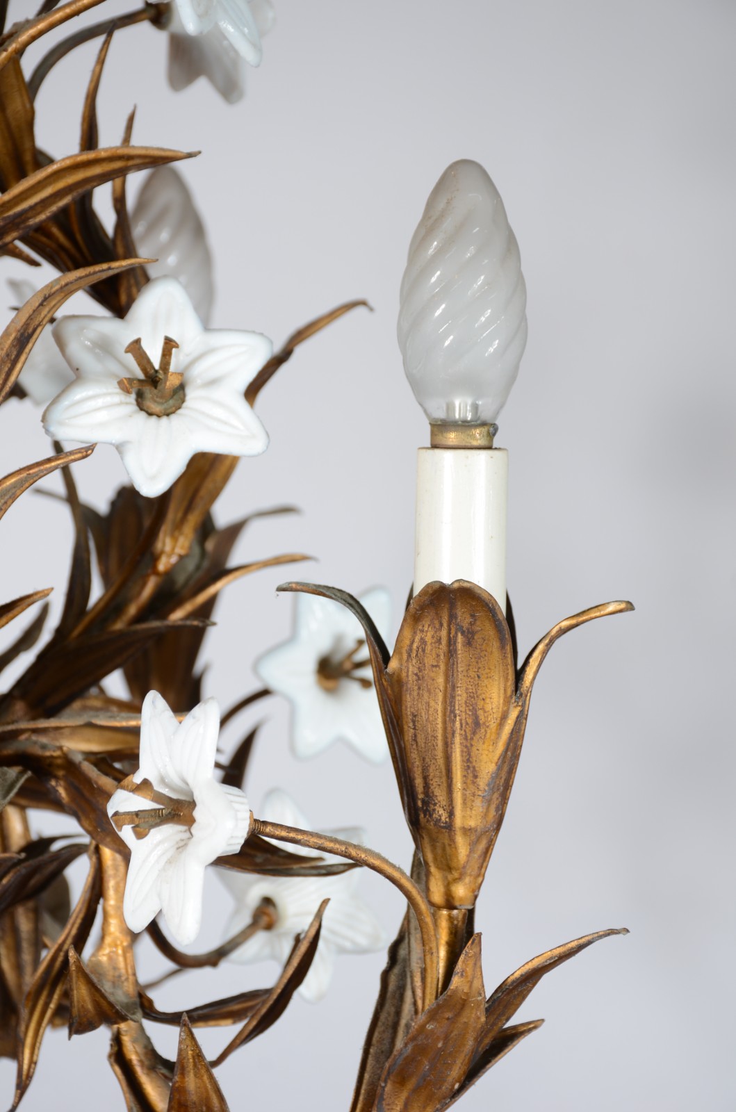 Lustre para 4 luzes de metal dourado e pequenas flores opalinadas. - foto 7 de 8
