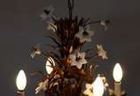 Lustre para 4 luzes de metal dourado e pequenas... - Lustre para 4 luzes de metal dourado e pequenas flores opalinadas.