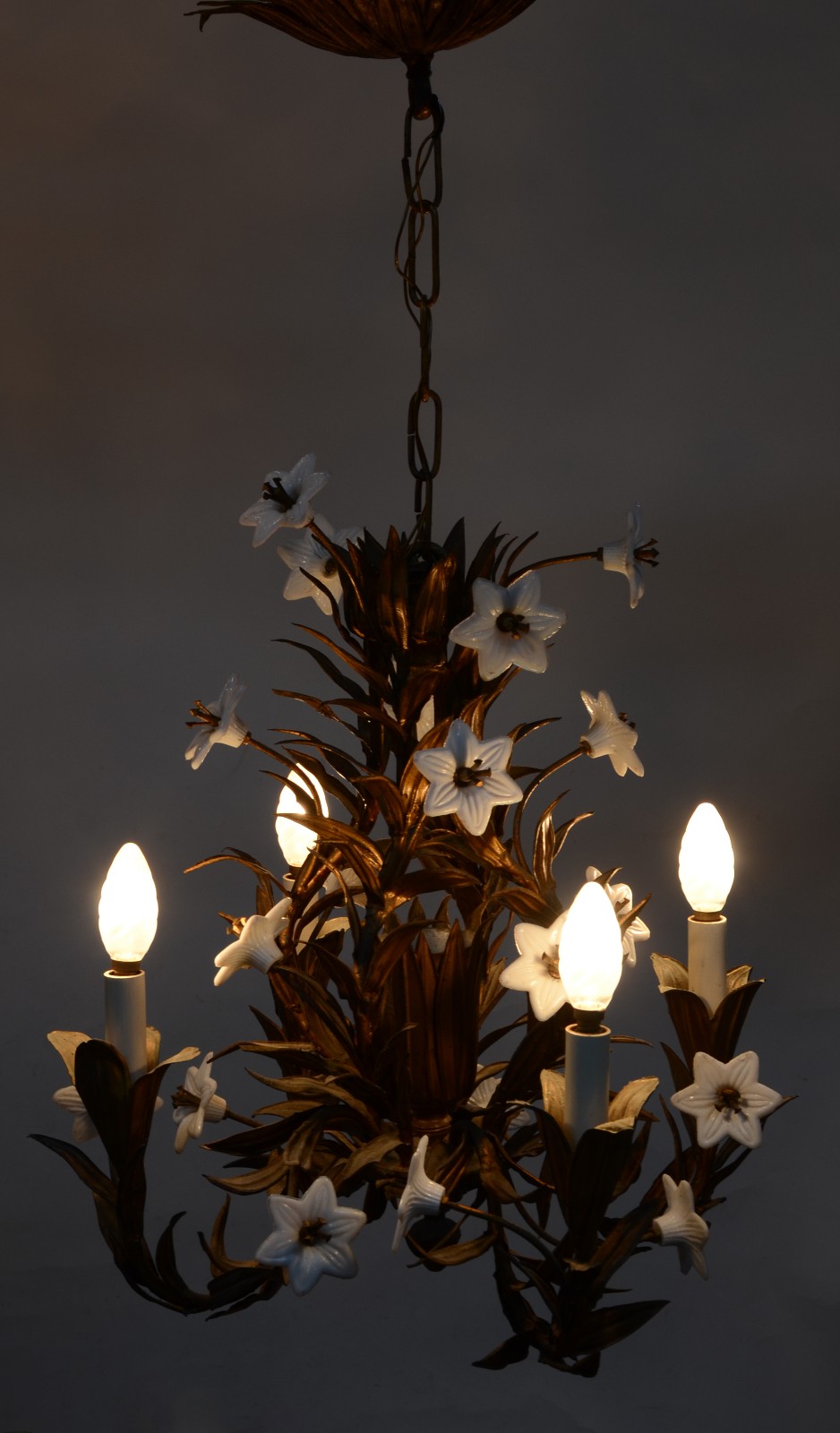 Lustre para 4 luzes de metal dourado e pequenas flores opalinadas. - foto 8 de 8