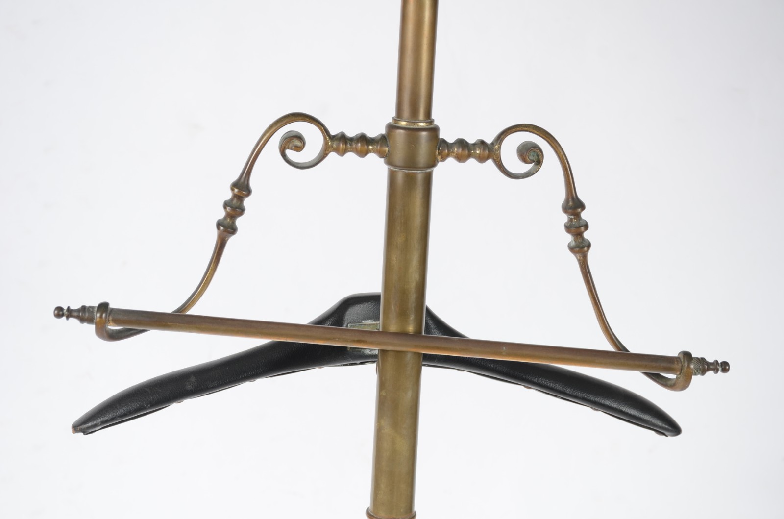 Antigo cabideiro de chão de metal dourado com espaço para terno e... - foto 3 de 8