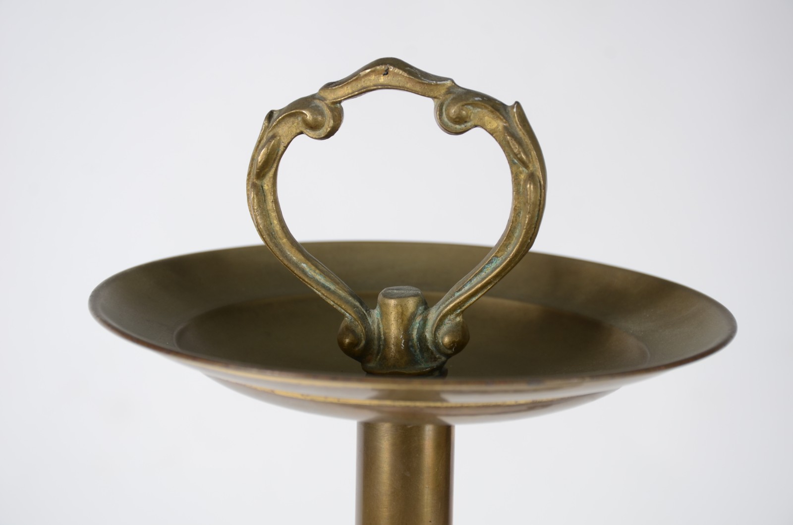 Antigo cabideiro de chão de metal dourado com espaço para terno e... - foto 5 de 8