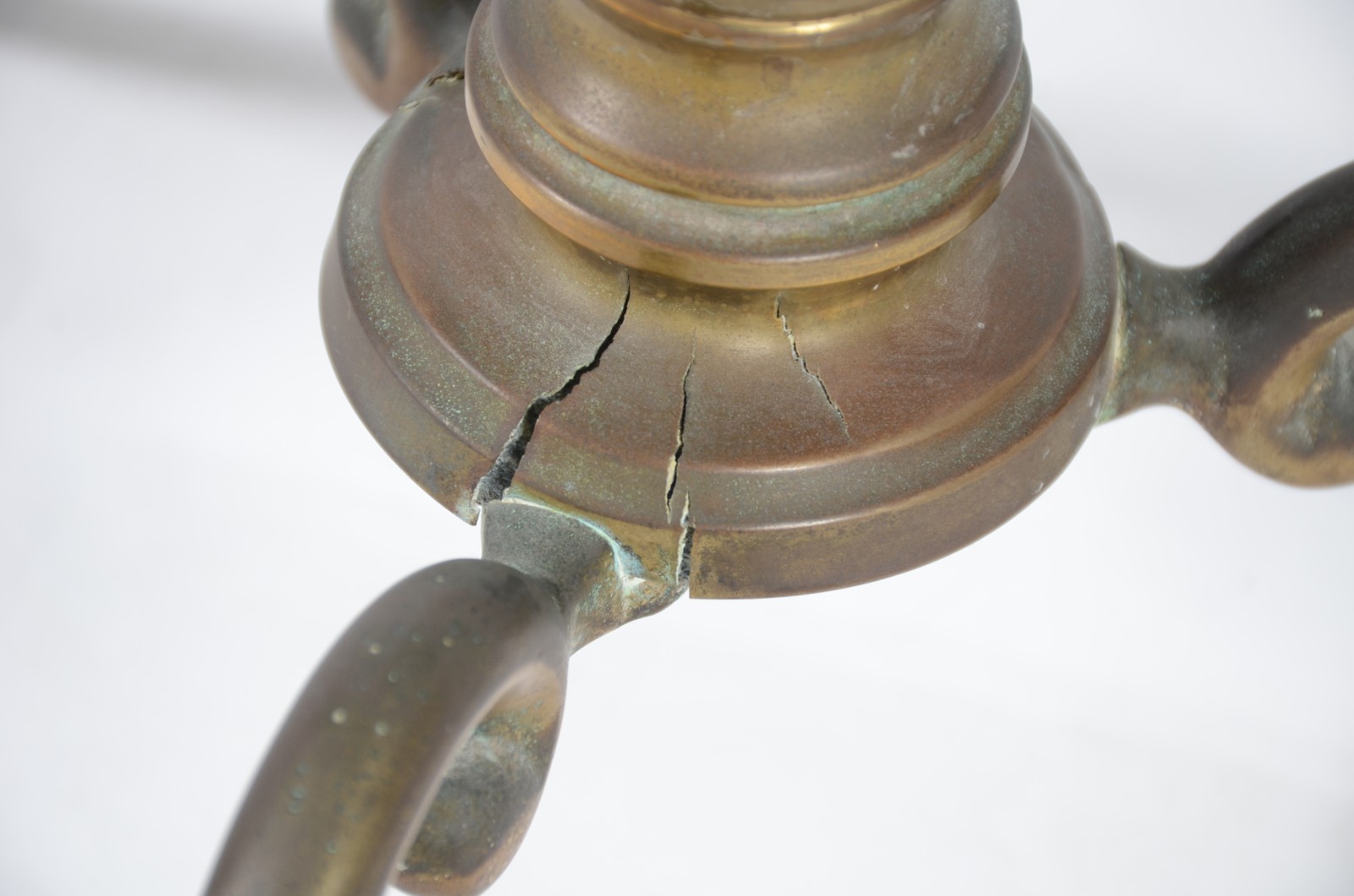 Antigo cabideiro de chão de metal dourado com espaço para terno e... - foto 6 de 8