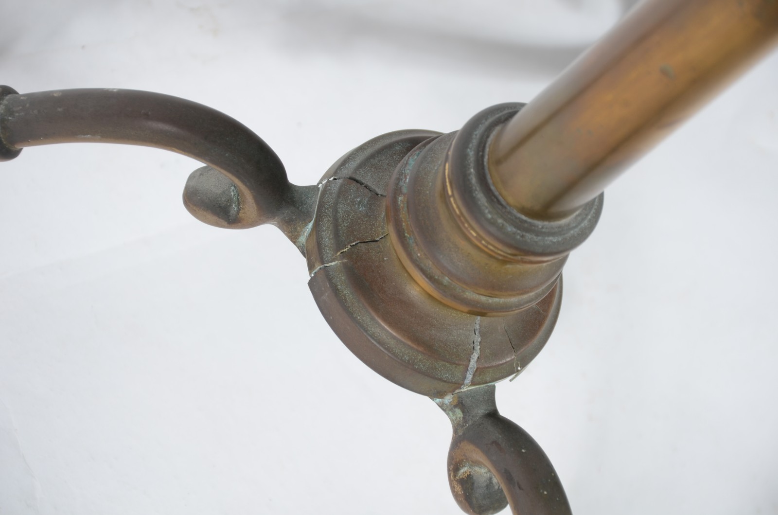 Antigo cabideiro de chão de metal dourado com espaço para terno e... - foto 7 de 8