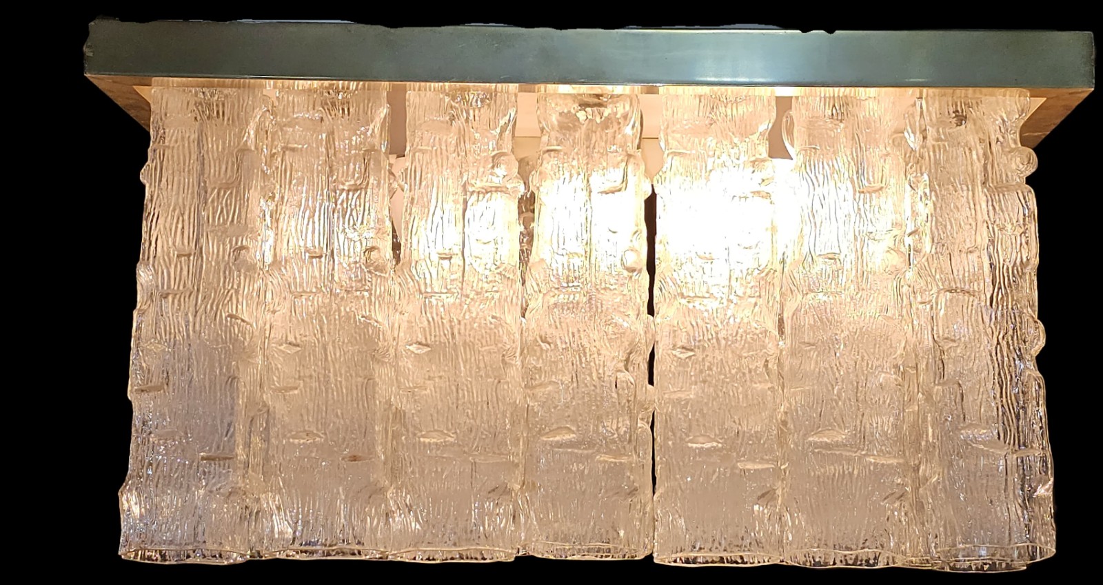 Lustre com suporte de metal dourado e 35 mangas de vidro trabalhado... - foto 2 de 3