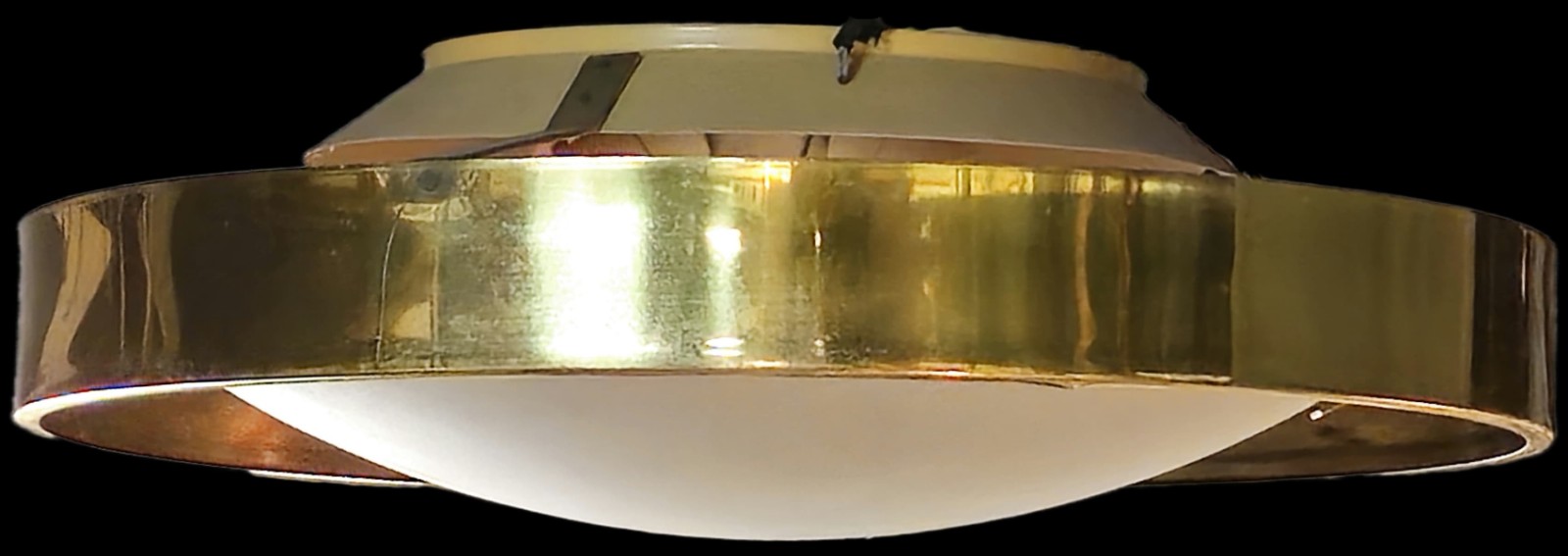 Plafonier de metal dourado com cúpula leitosa. - foto 1 de 2