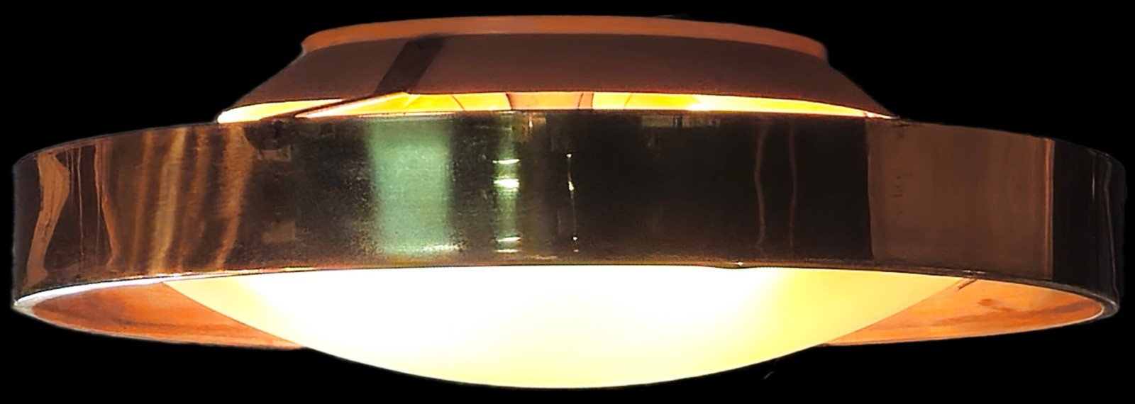 Plafonier de metal dourado com cúpula leitosa. - foto 2 de 2