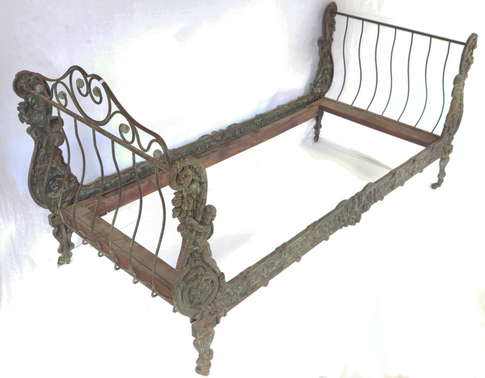 Cama de solteiro de metal patinado com trabalhos em relevo... - foto 1 de 5