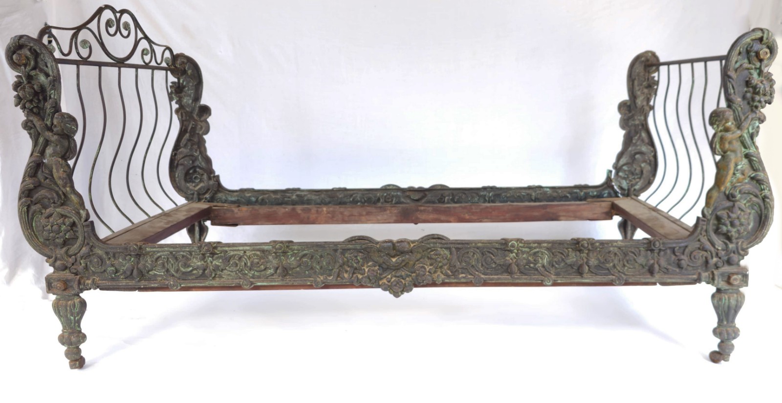 Cama de solteiro de metal patinado com trabalhos em relevo... - foto 2 de 5