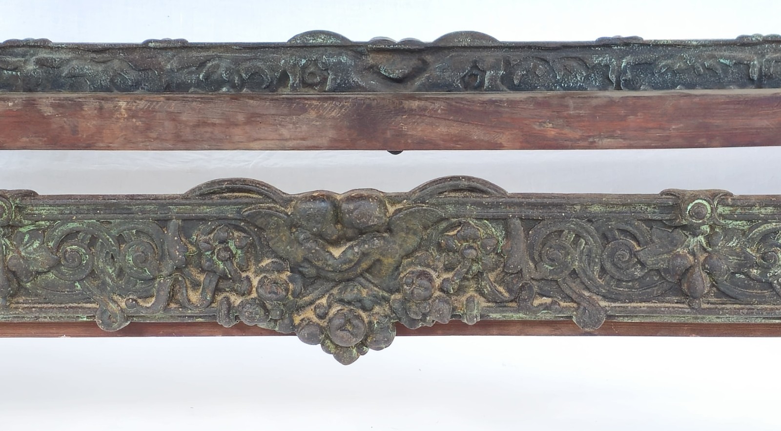 Cama de solteiro de metal patinado com trabalhos em relevo... - foto 3 de 5