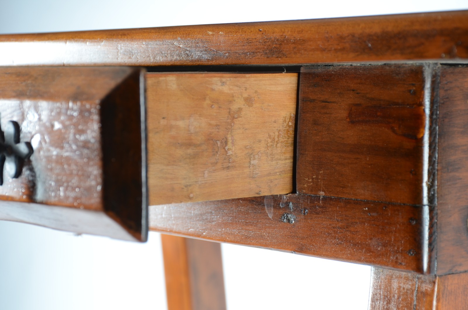 Mesa de madeira nobre com uma gaveta. Estilo colonial brasileiro. - foto 6 de 6