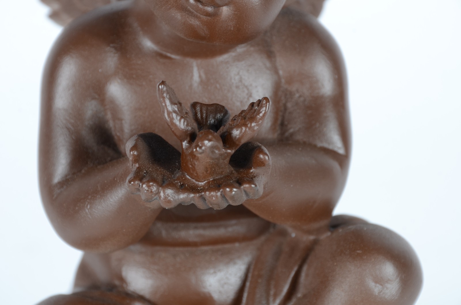 Luminária de petit bronze, base com figura de anjo com pequena pomba... - foto 6 de 7