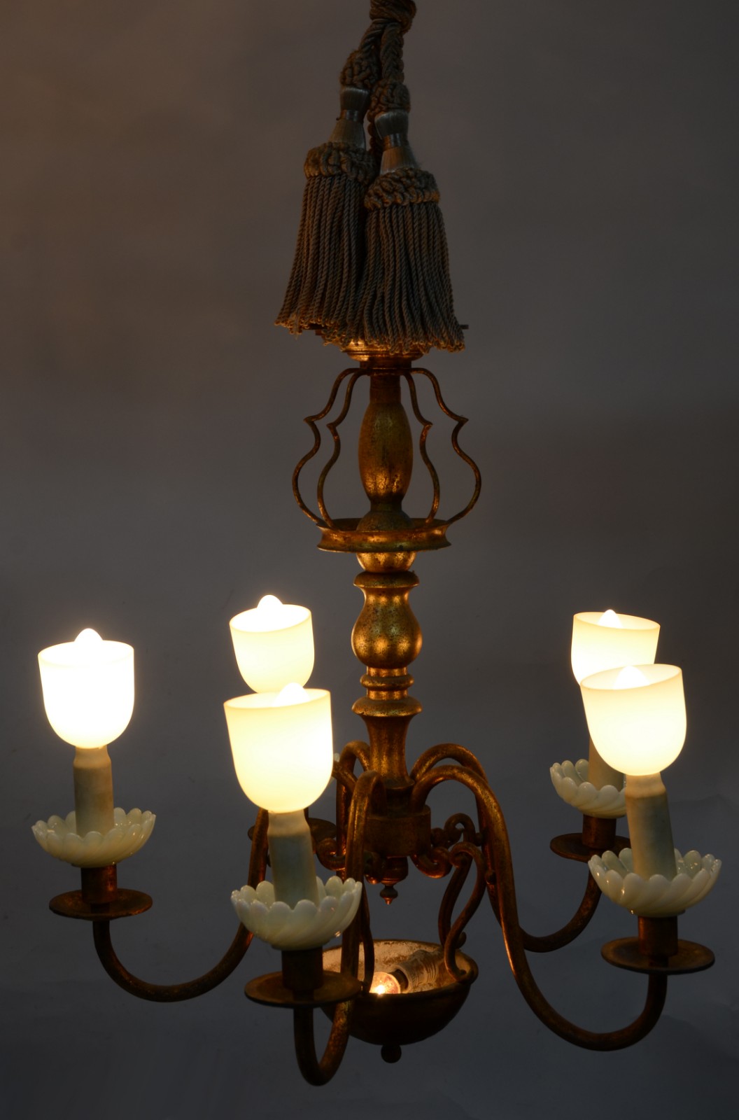 Lustre para 5 luzes de metal dourado. Estilo holandês. - foto 2 de 9