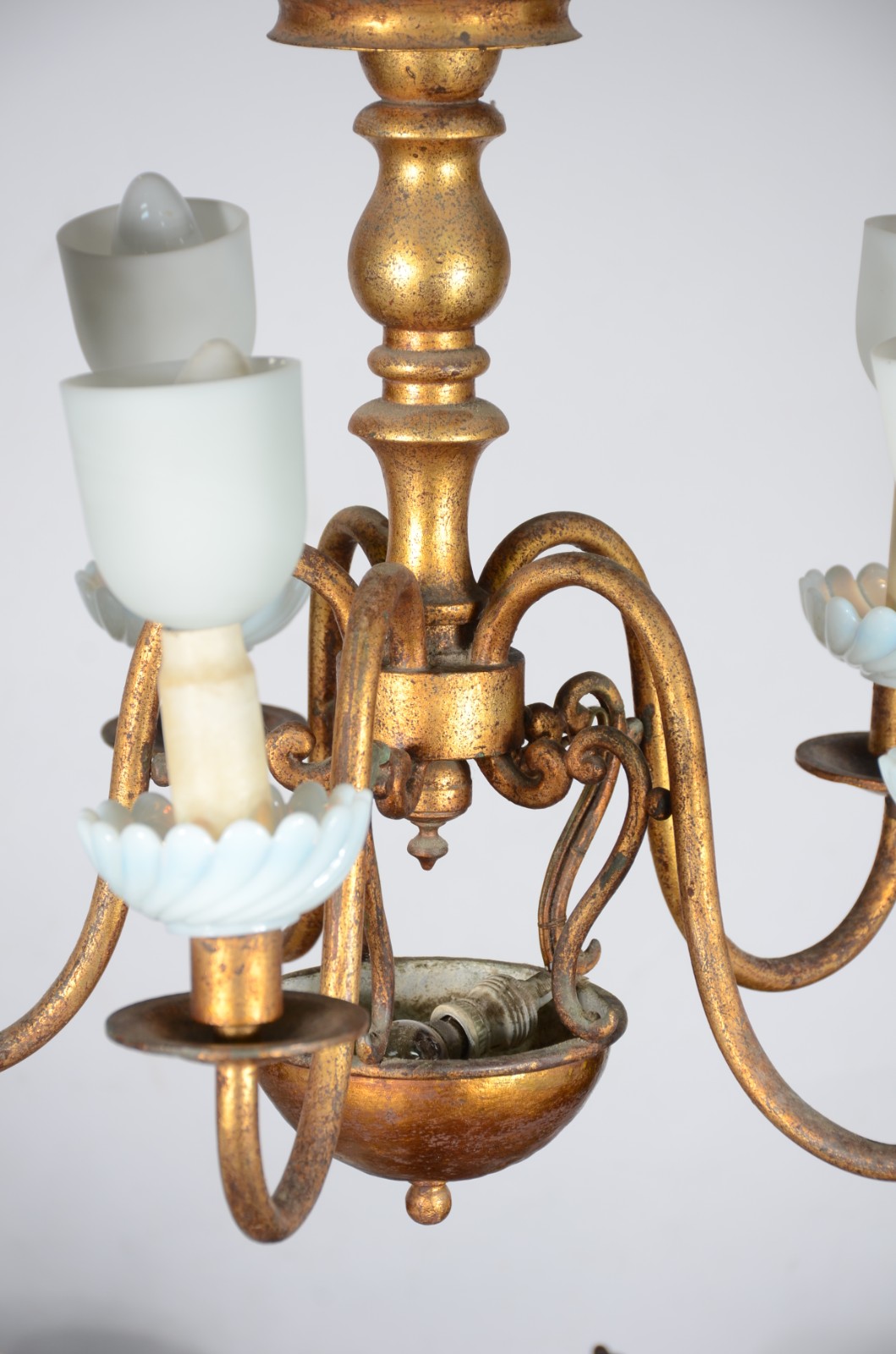 Lustre para 5 luzes de metal dourado. Estilo holandês. - foto 5 de 9
