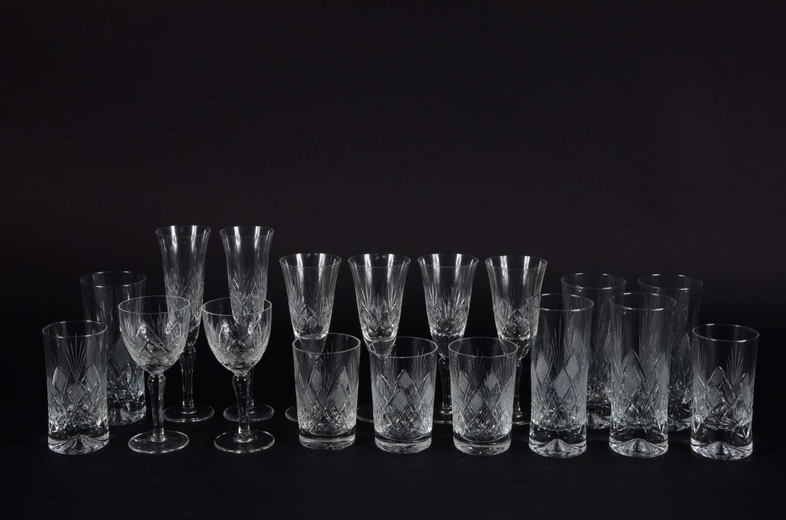 Diversas taças de cristal lapidado, sendo: 2 flutes, 4 flutes baixas... - foto 1 de 3