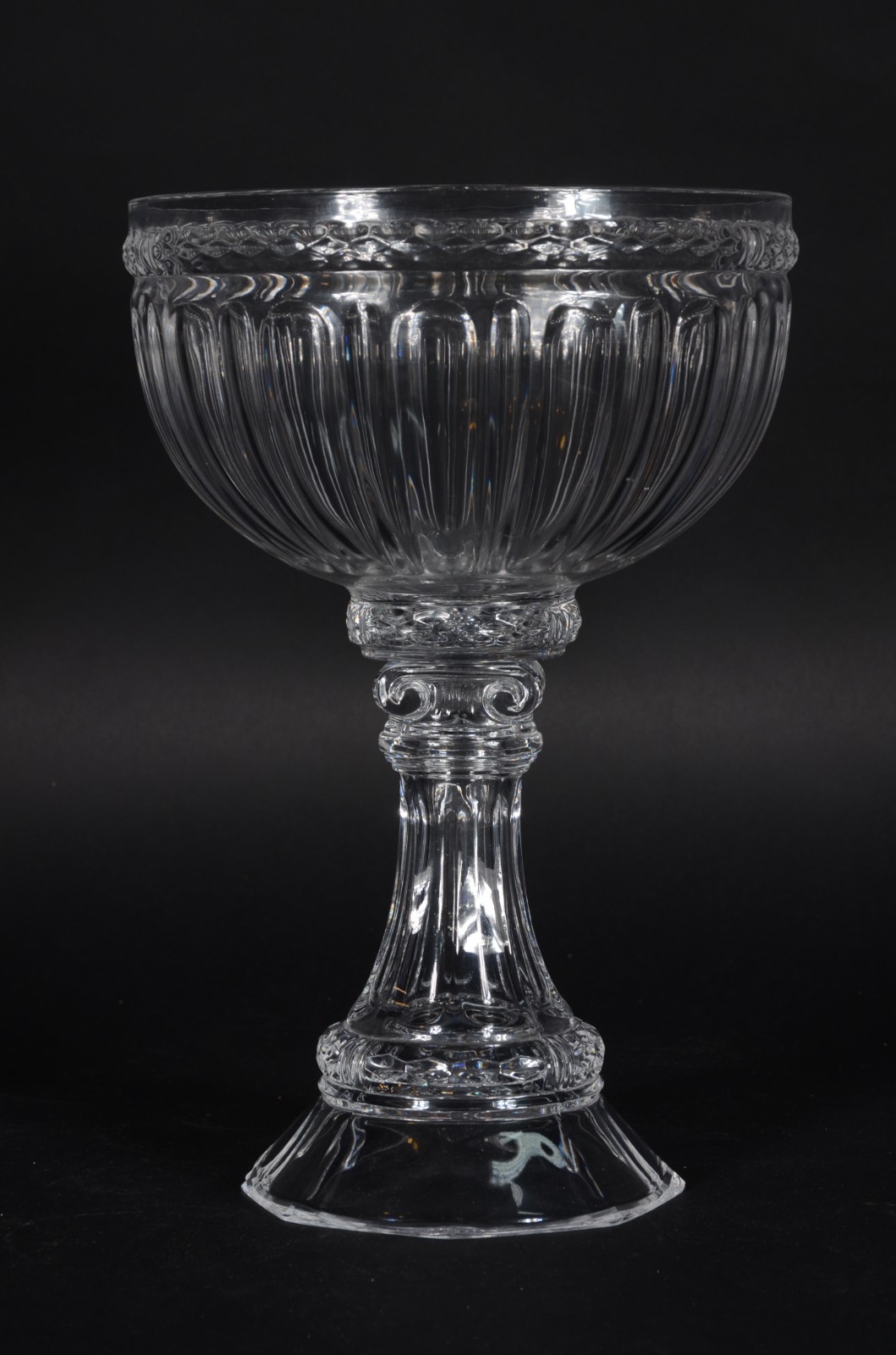 Fruteira de cristal com base oitavada. Lascada. - foto 1 de 5