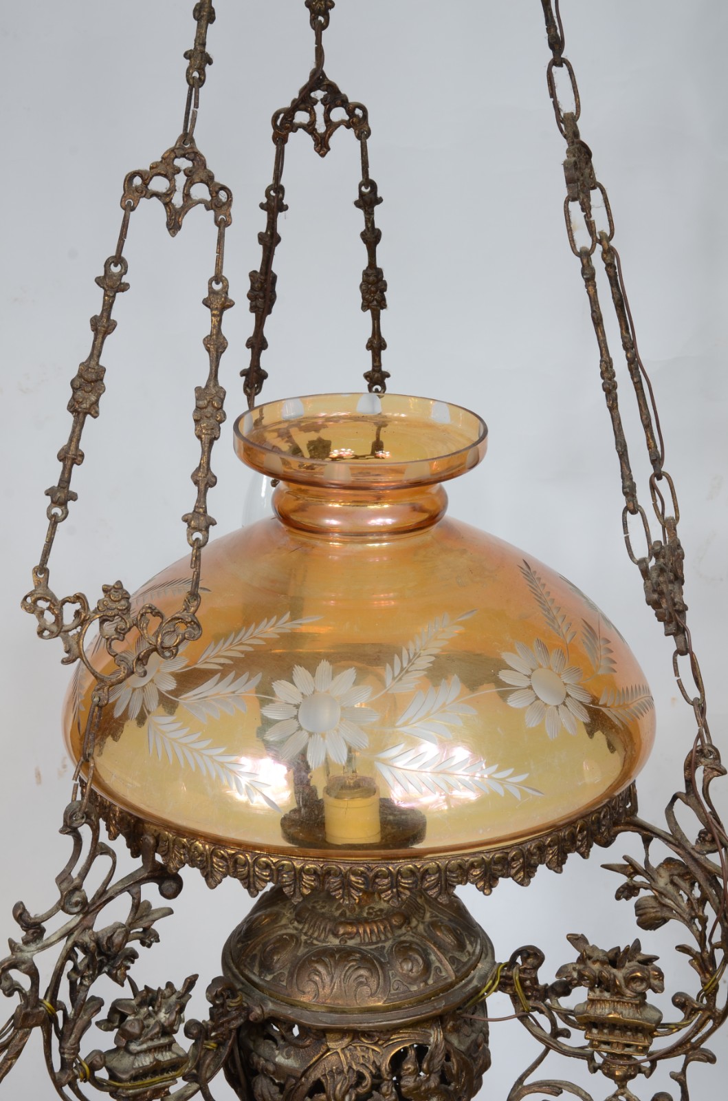 Lustre de metal dourado, cúpula de vidro. - foto 3 de 5