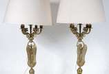 Par de abatjoures para 4 luzes cada de metal do... - Par de abatjoures para 4 luzes cada de metal dourado com figuras aladas com cúpulas.