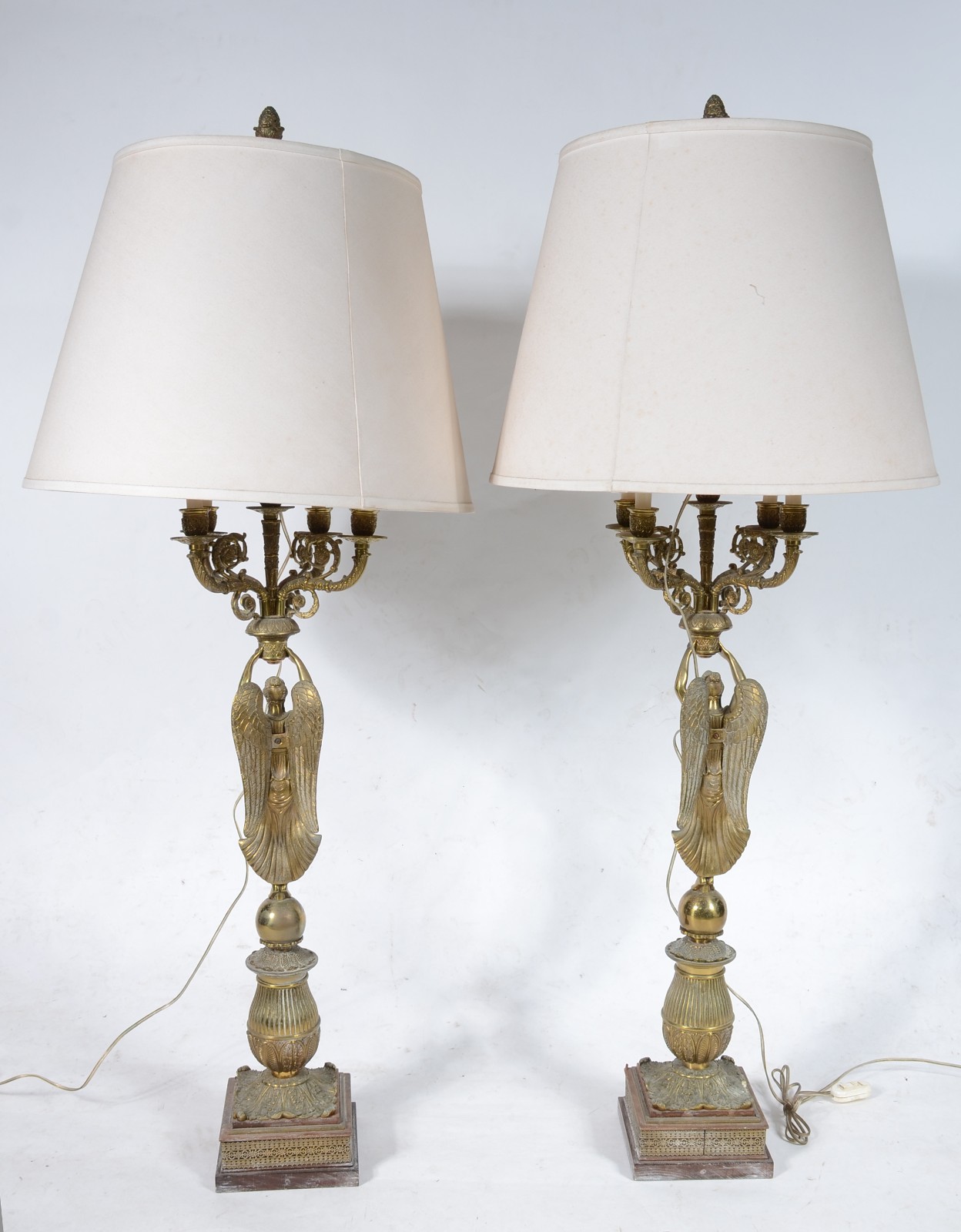 Par de abatjoures para 4 luzes cada de metal dourado com figuras... - foto 2 de 9