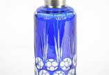 Garrafa de cristal doublé azul lapidada, bocal ... - Garrafa de cristal doublé azul lapidada, bocal de metal prateado.