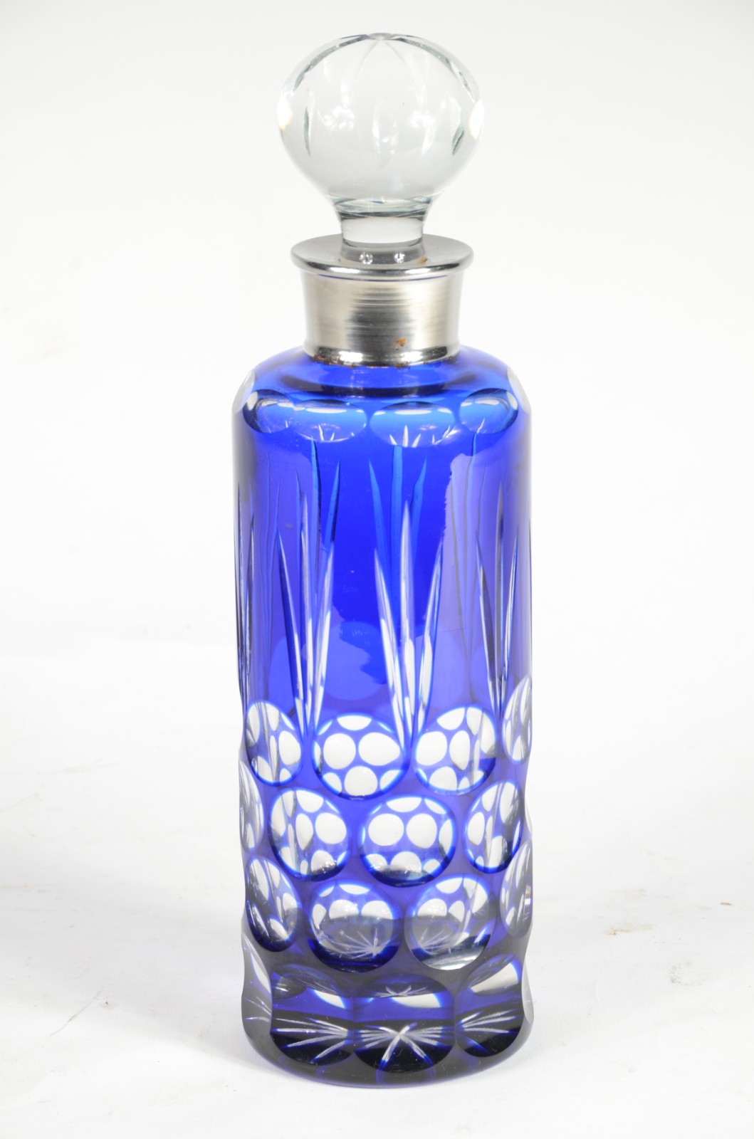 Garrafa de cristal doublé azul lapidada, bocal de metal prateado. - foto 1 de 5