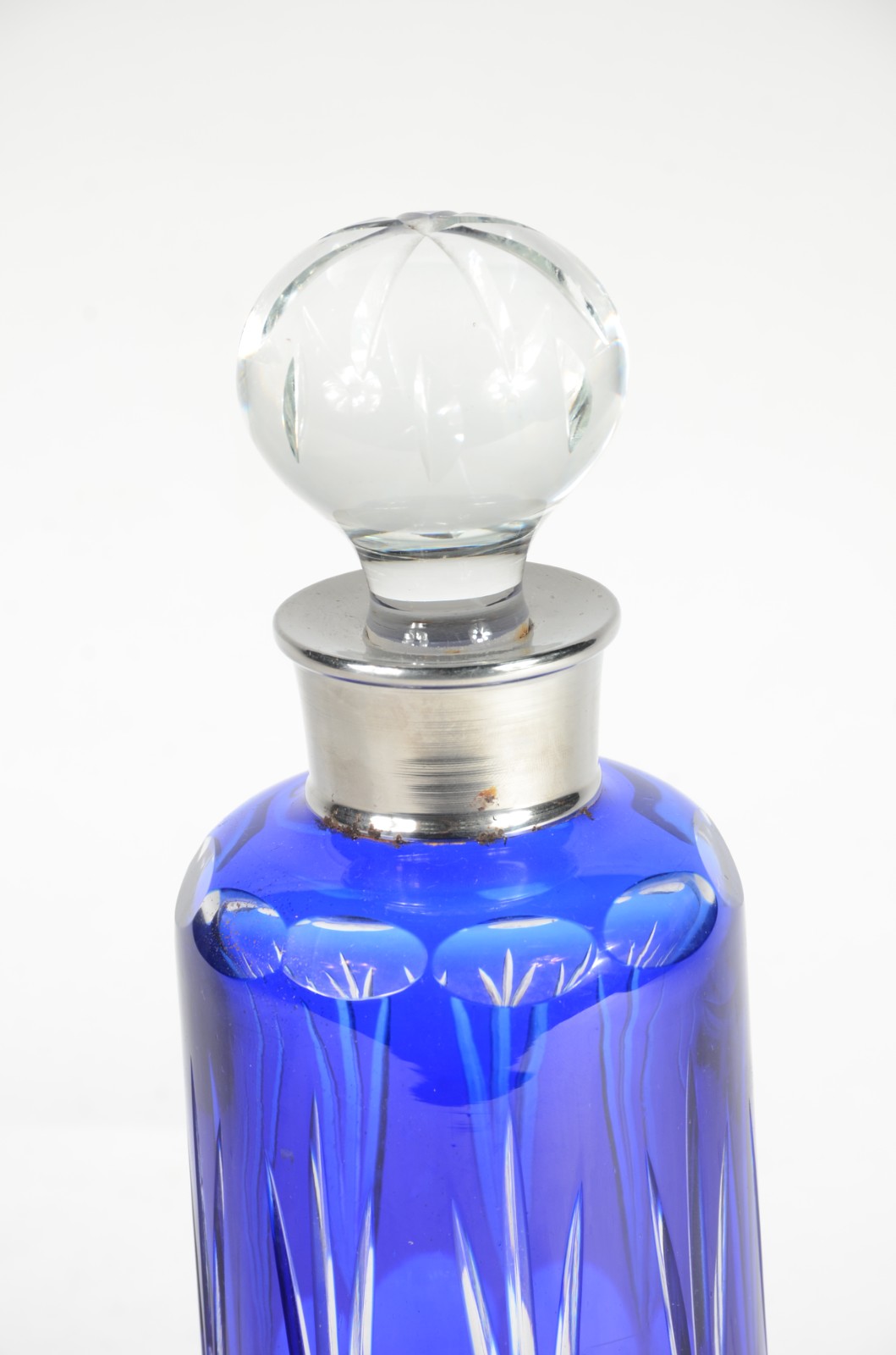 Garrafa de cristal doublé azul lapidada, bocal de metal prateado. - foto 2 de 5