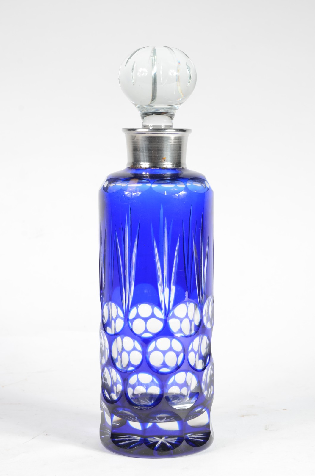 Garrafa de cristal doublé azul lapidada, bocal de metal prateado. - foto 3 de 5