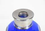 Garrafa de cristal doublé azul lapidada, bocal ... - Garrafa de cristal doublé azul lapidada, bocal de metal prateado.