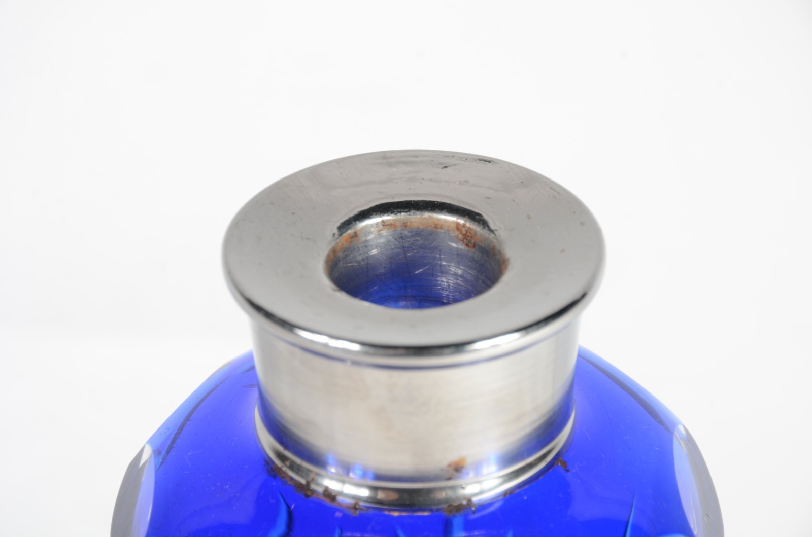Garrafa de cristal doublé azul lapidada, bocal de metal prateado. - foto 4 de 5