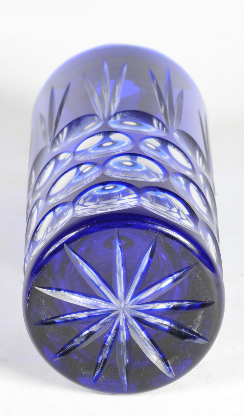 Garrafa de cristal doublé azul lapidada, bocal de metal prateado. - foto 5 de 5